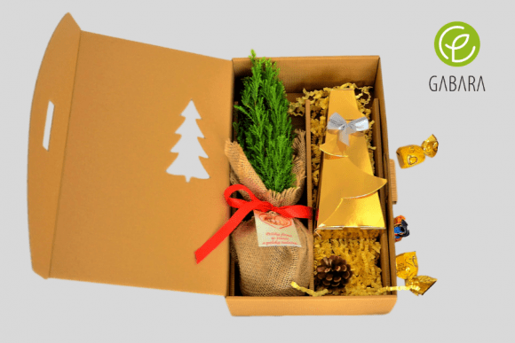 Set with pralines in golden box