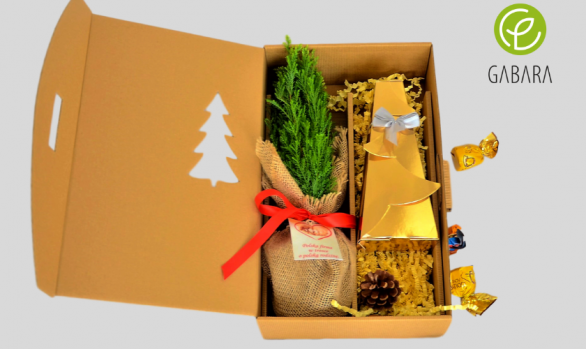 Set with pralines in golden box